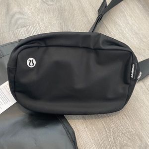 lululemon belt bag in black. BNWT